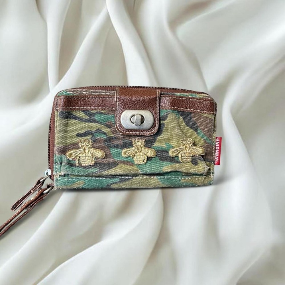 Union Bay camouflage bee graphic turn lock wallet wristlet y2k vintage